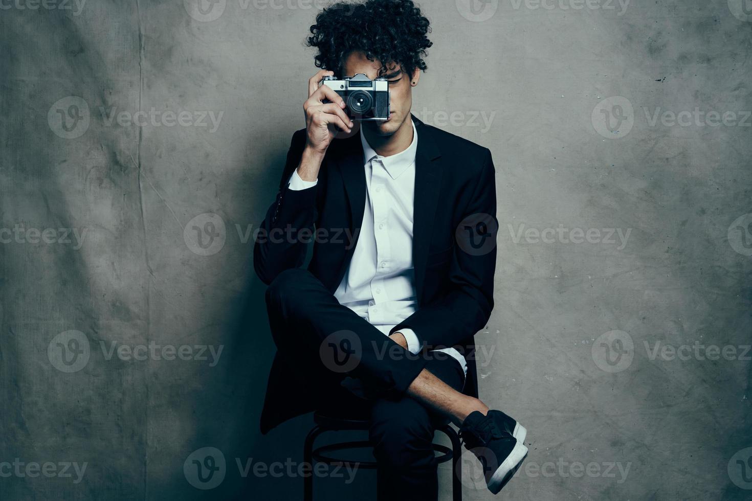 homme avec caméra à l'intérieur sur en tissu Contexte T-shirt modèle boucles photo