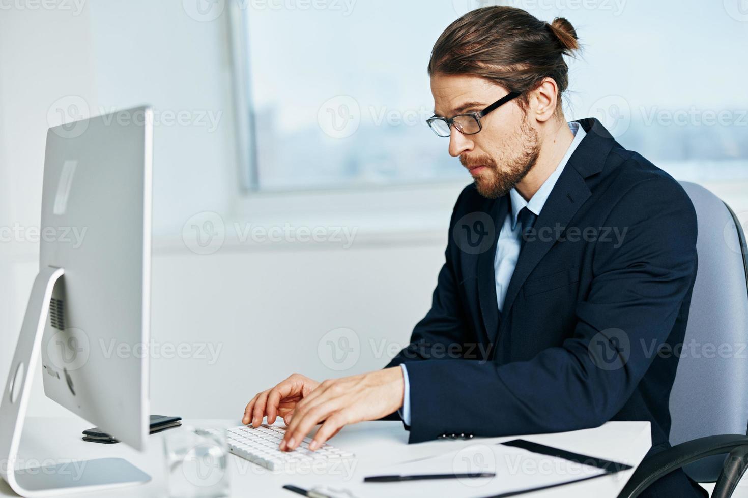 Masculin directeur séance à une bureau dans de face de une ordinateur les technologies photo