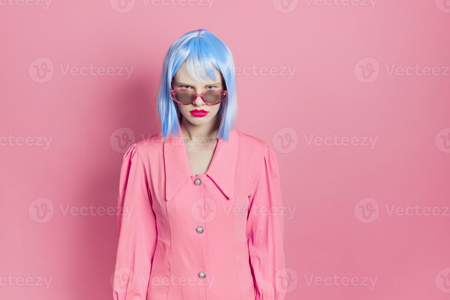 à la mode femme dans bleu perruque rose robe rouge lèvres studio modèle photo