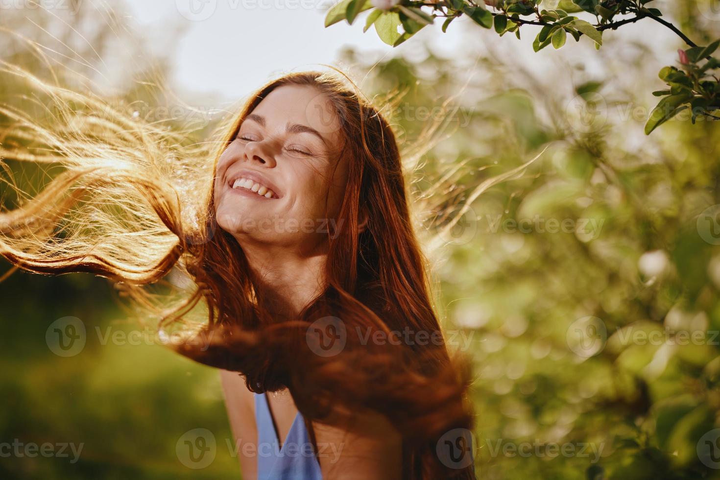 portrait de une femme avec longue s'envoler cheveux rouge cheveux dans été, le concept de santé et se soucier pour longue épais cheveux beauté photo