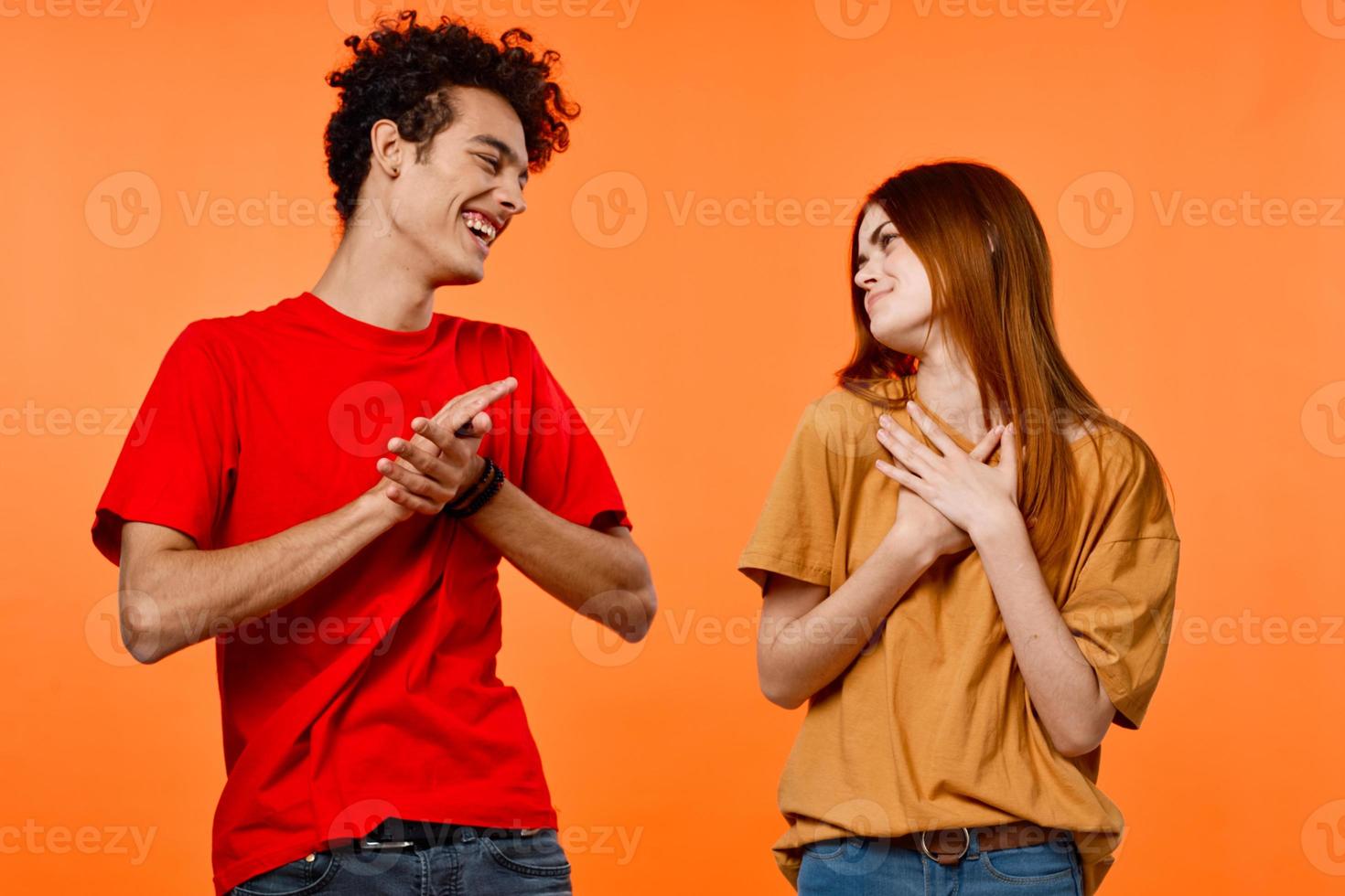 de bonne humeur Jeune couple mode de vie studio Orange Contexte tondu vue photo