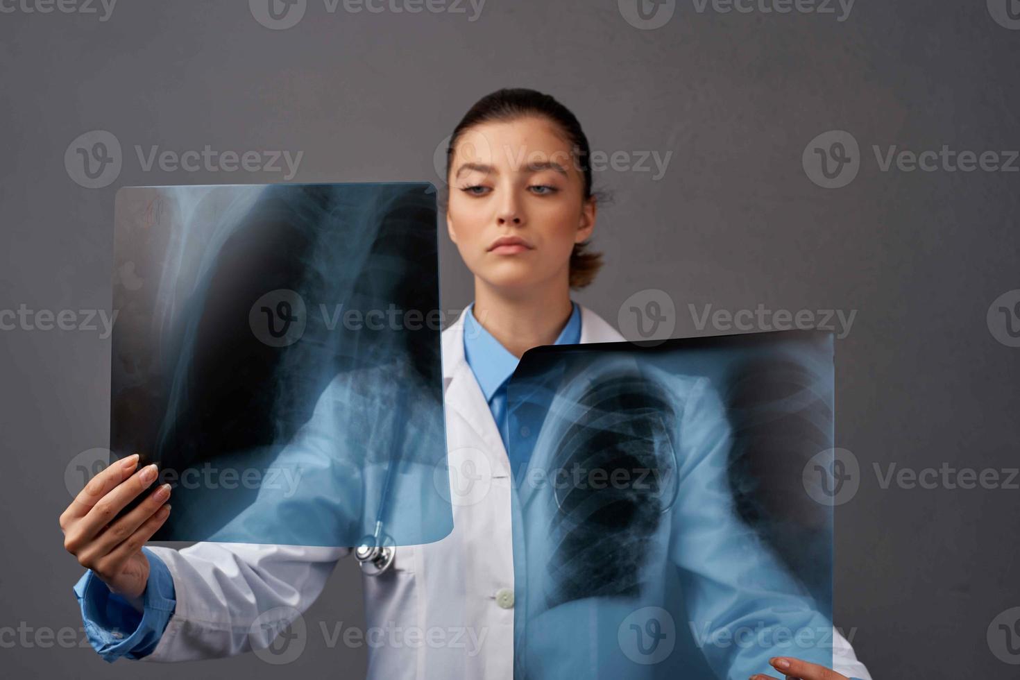 femelle médecin blanc manteau radiographie recherche hôpital photo