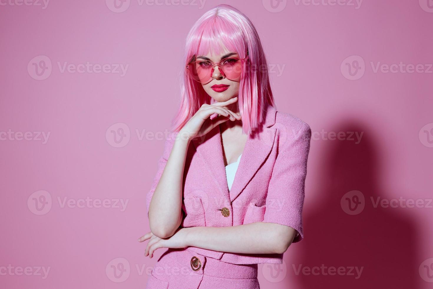 portrait de une Jeune femme dans rose des lunettes produits de beauté charme émotions Couleur Contexte inchangé photo