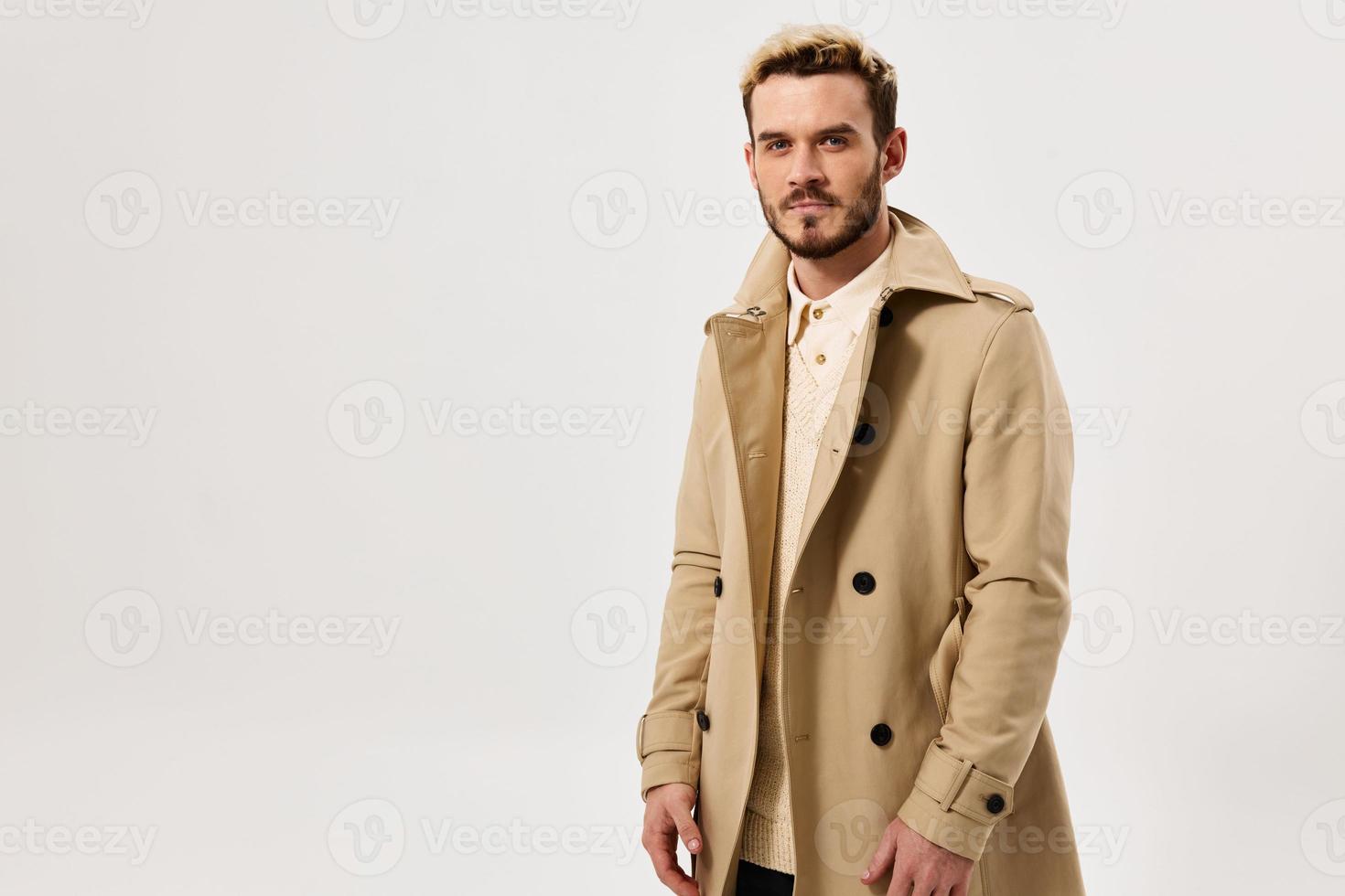 homme avec sérieux expression à la mode coiffure manteau photo