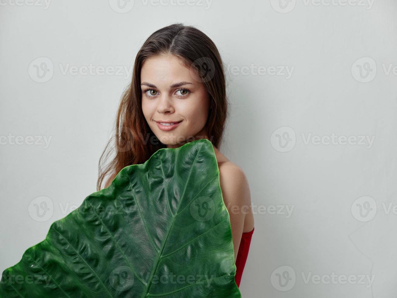 jolie femme vert paume feuille attrayant Regardez exotique lumière Contexte photo