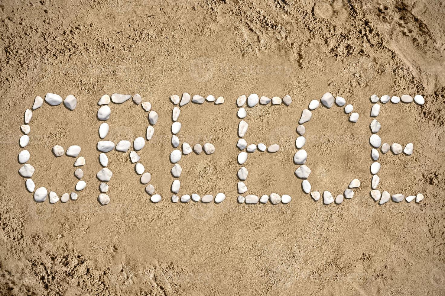 Grèce - mot fabriqué avec des pierres sur le sable photo