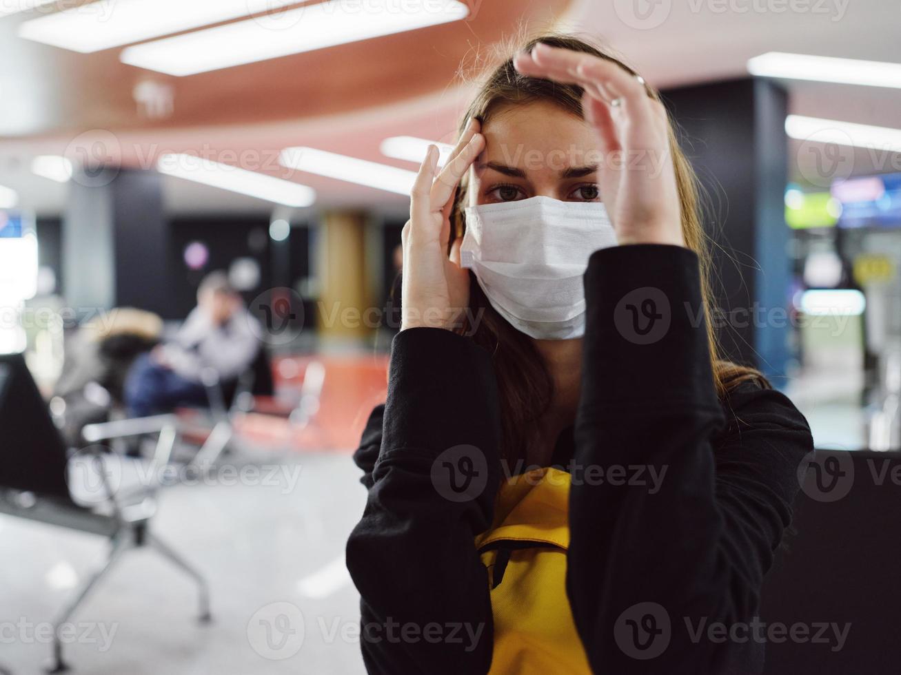 femme portant une médical masque attendre pour une vol aéroport fatigue photo