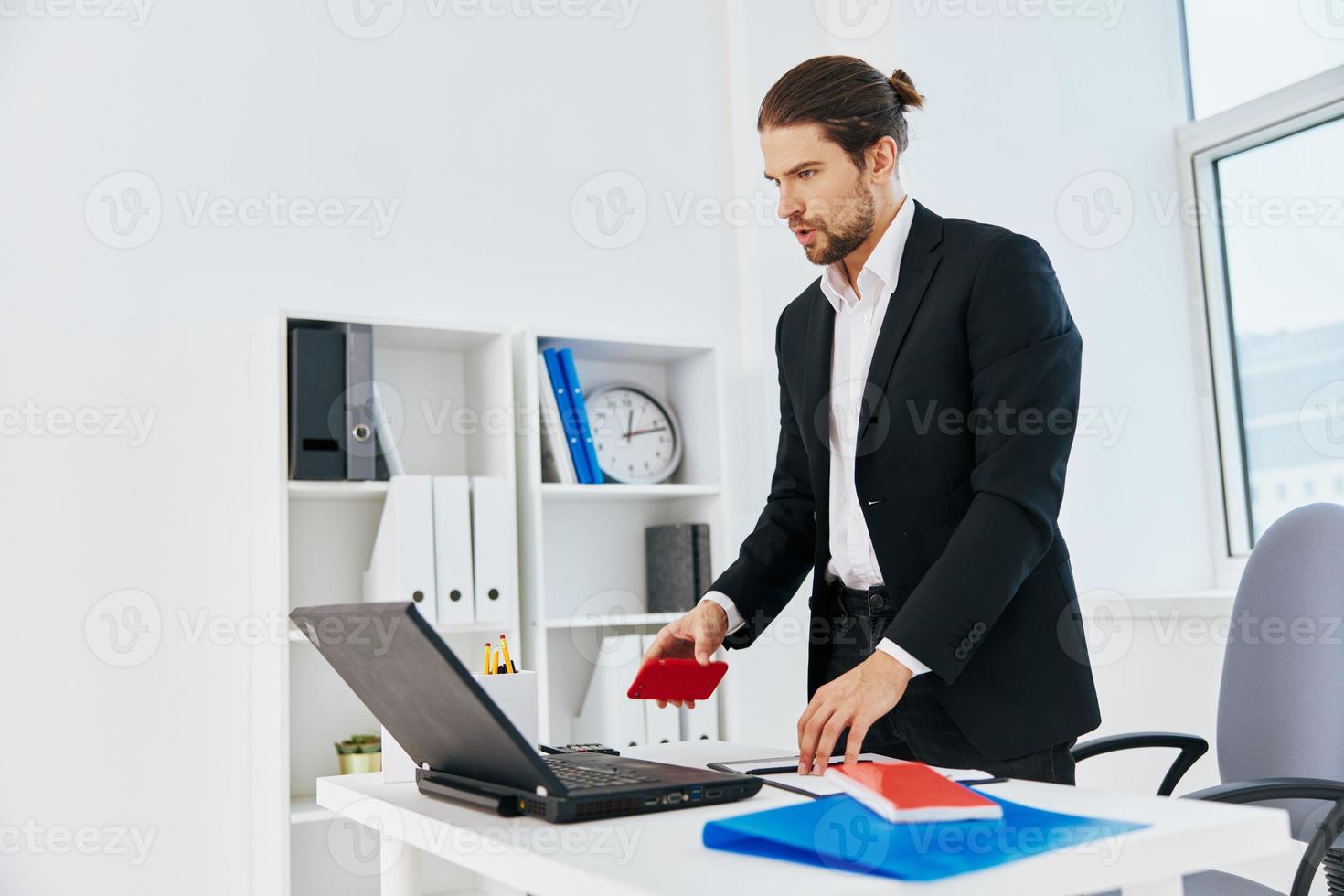 directeur à le bureau les documents La technologie photo