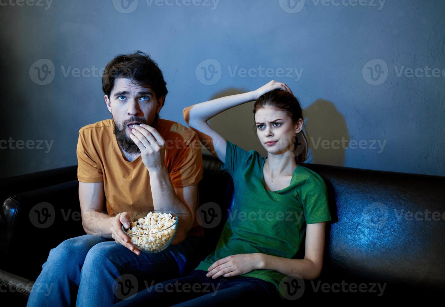 sur le canapé et une jolie femme est en train de regarder télévision spectacles photo