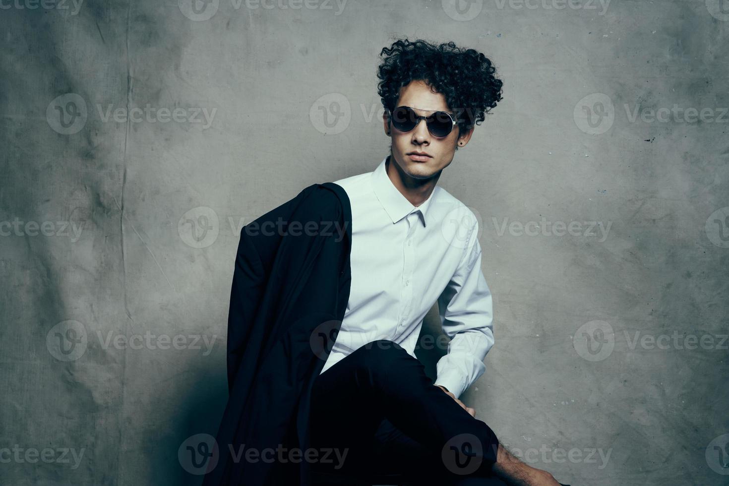 à la mode frisé bob dans des lunettes avec une veste sur le épaule fermer portrait photo