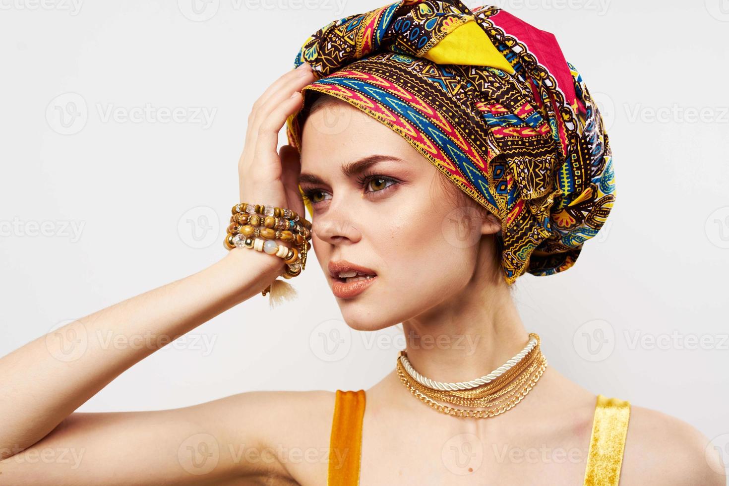 jolie femme en portant sa tête décoration multicolore turban mode lumière Contexte photo
