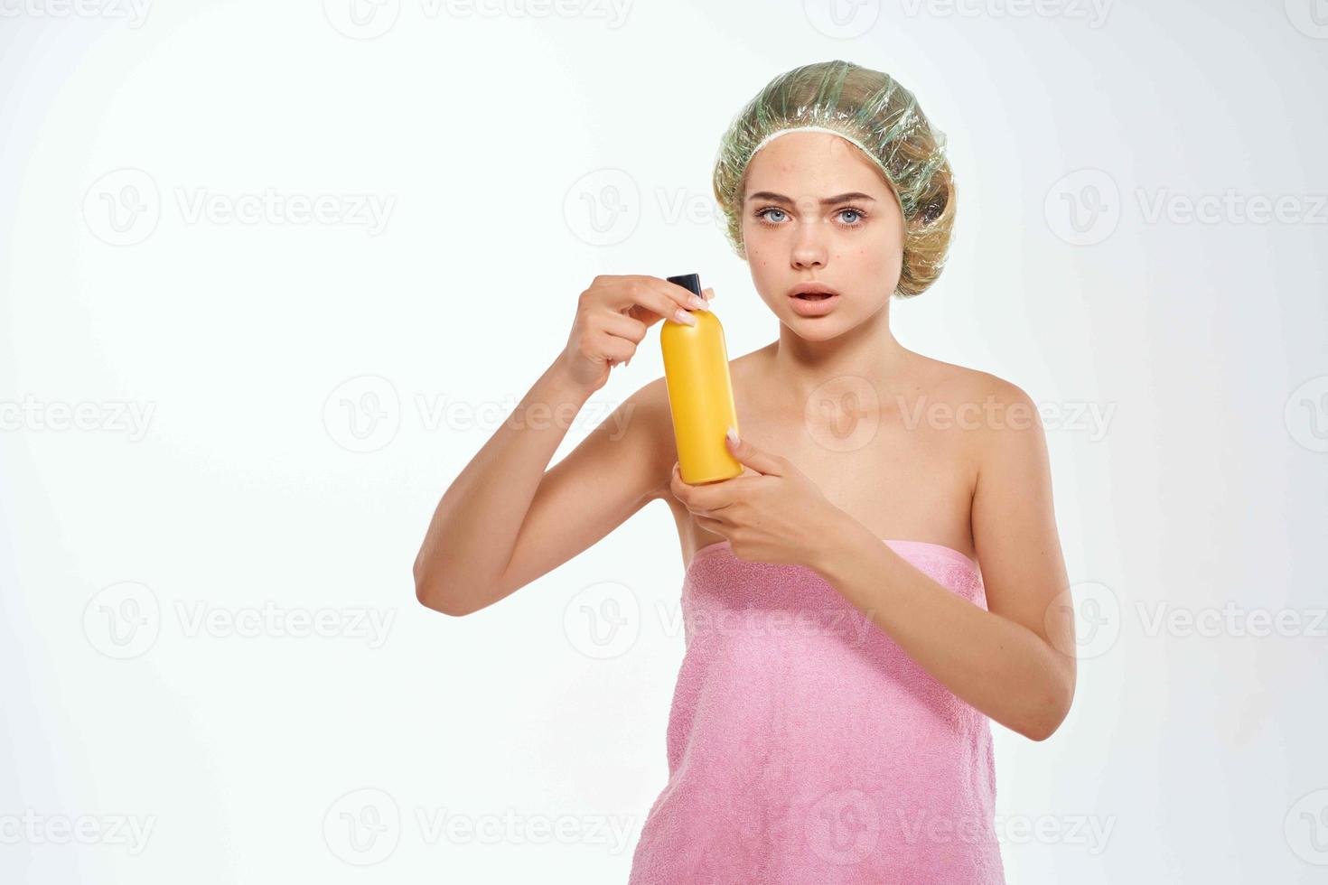 femme avec rose serviette nu boucles crème peau se soucier lumière Contexte photo