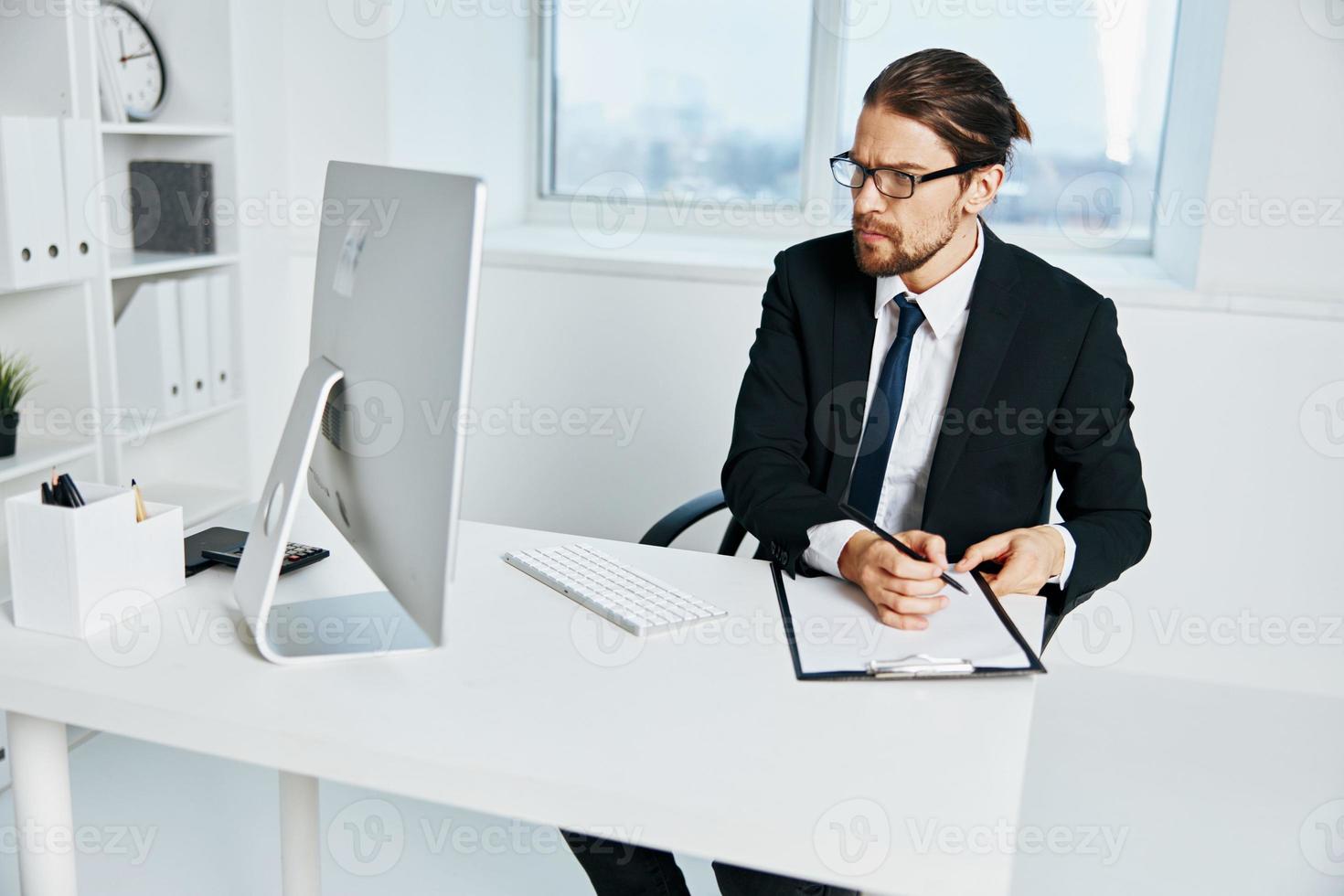 homme d'affaire près le bureau Bureau ordinateur exécutif photo