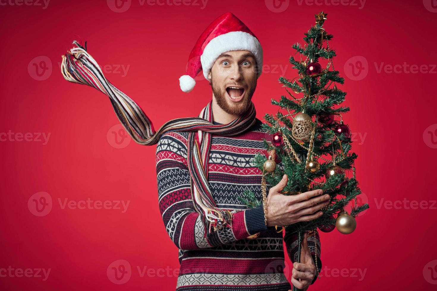 homme dans Nouveau années vêtements Noël arbre jouets vacances Nouveau année photo