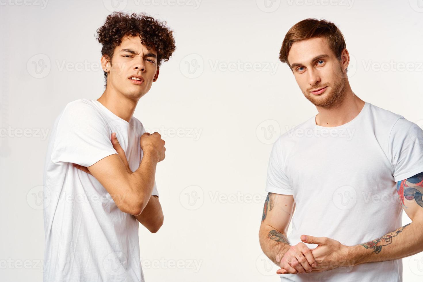 deux de bonne humeur copains dans blanc t-shirts émotions studio photo