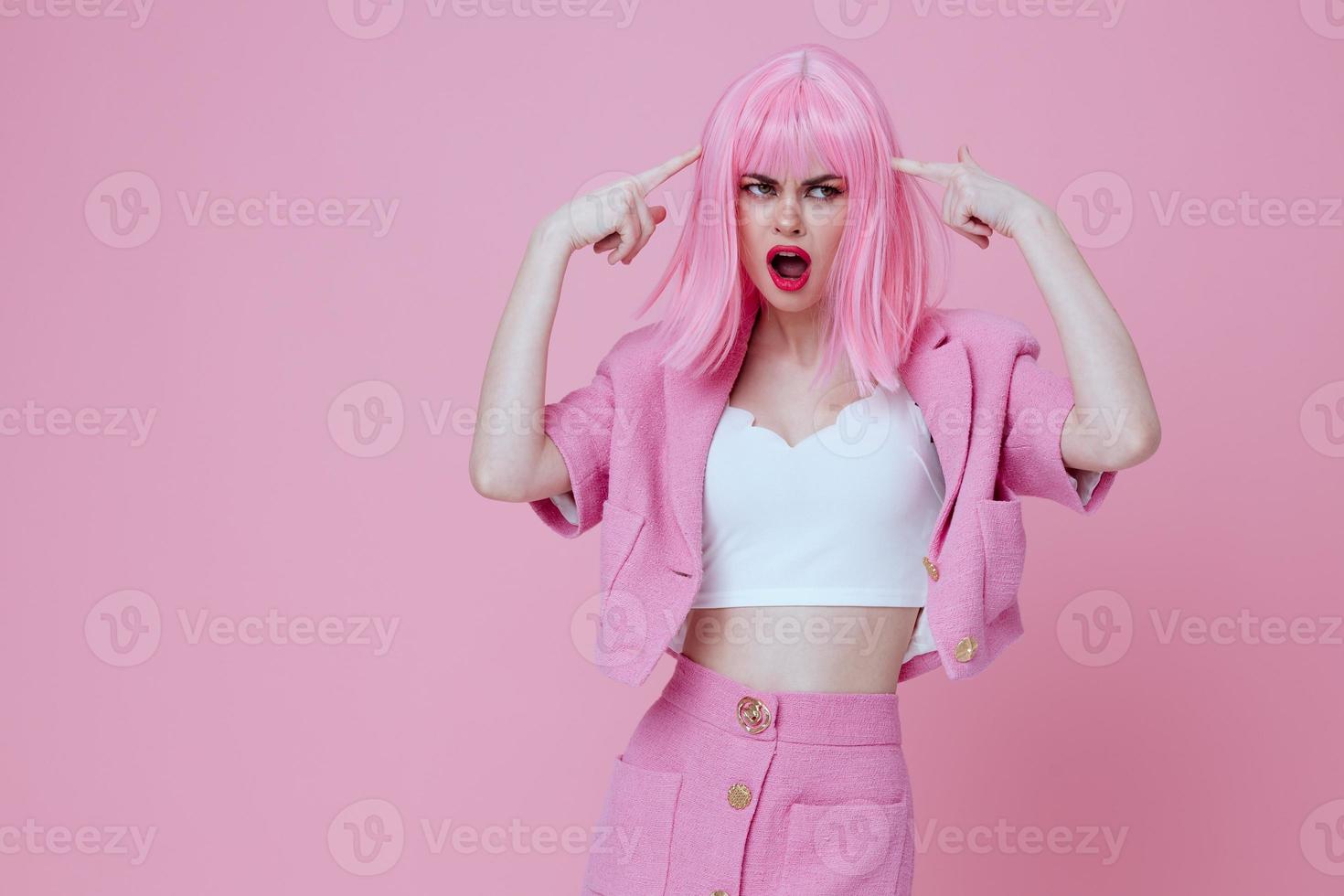 jolie Jeune femelle gestes avec le sien mains avec une rose veste Couleur Contexte inchangé photo