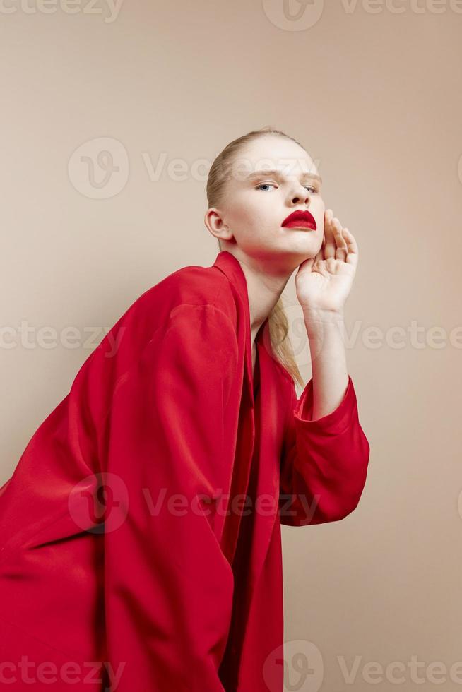 jolie femme produits de beauté rouge lèvres mode isolé Contexte photo