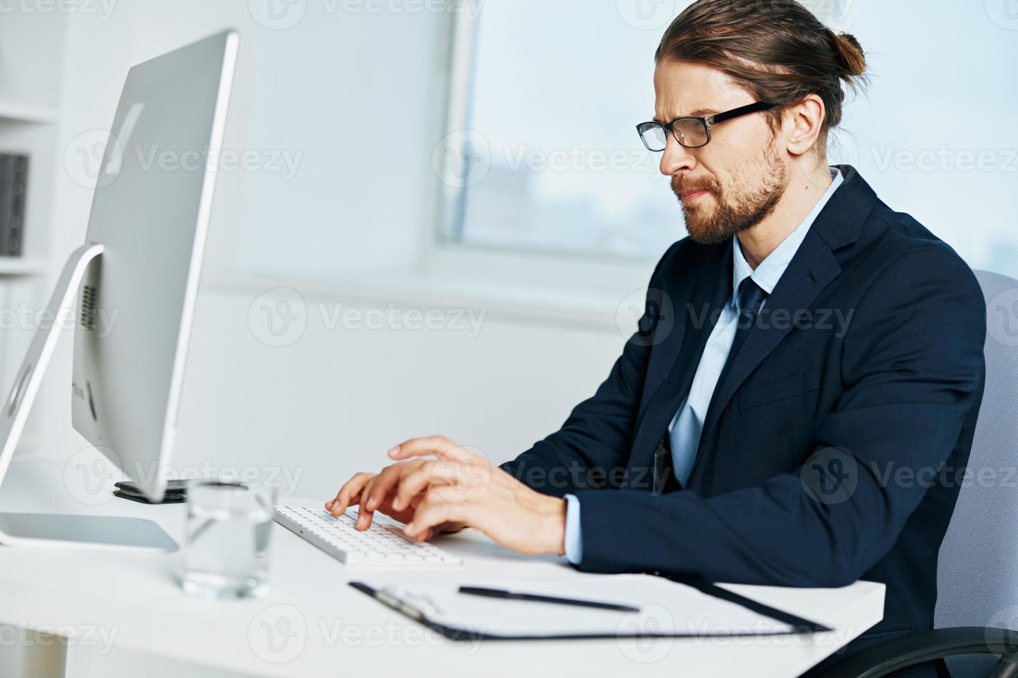 homme dans une costume un officiel est travail à le ordinateur exécutif photo