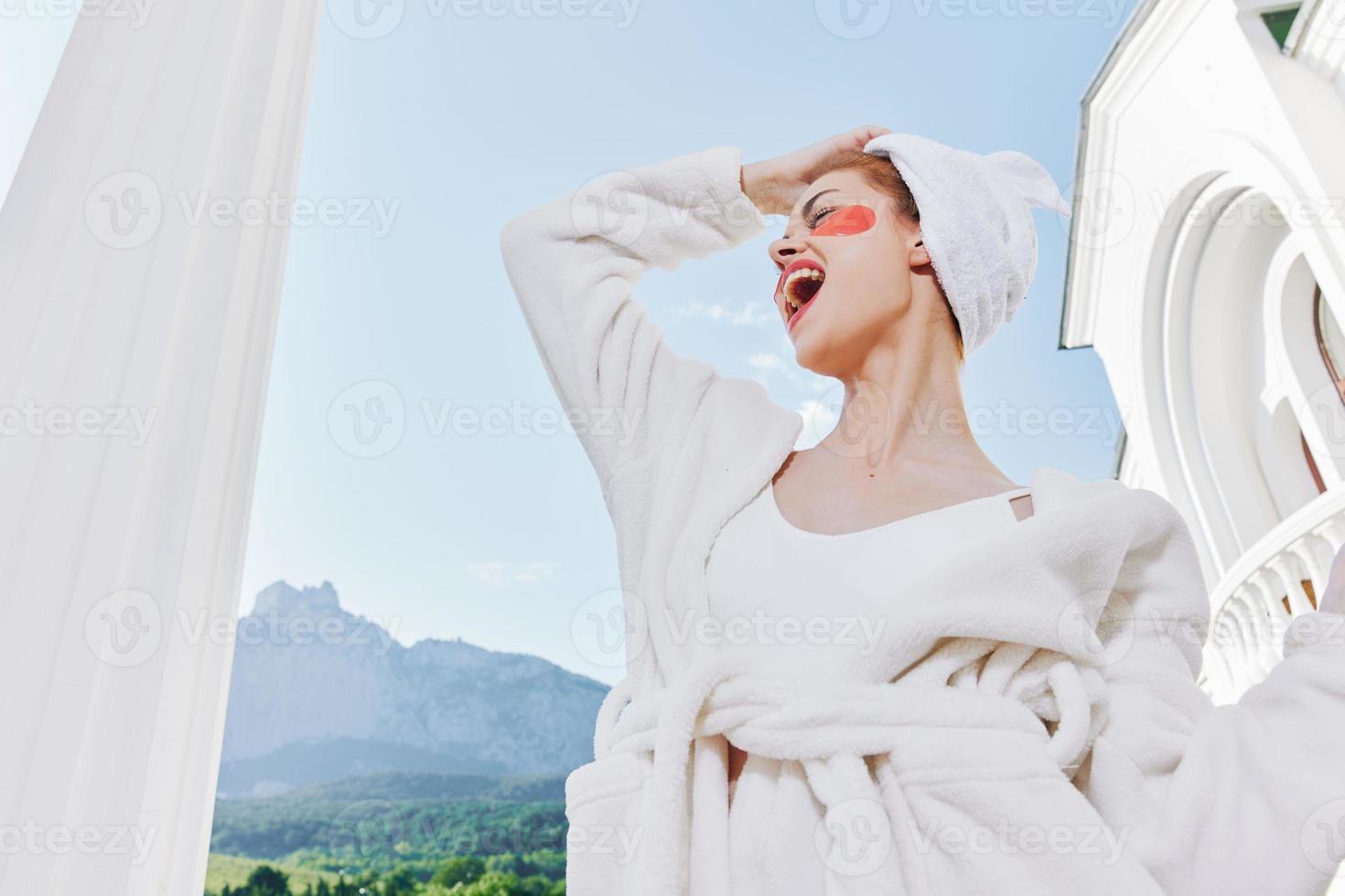 portrait femme profiter à Hôtel terrasse sur ensoleillé journée inchangé photo