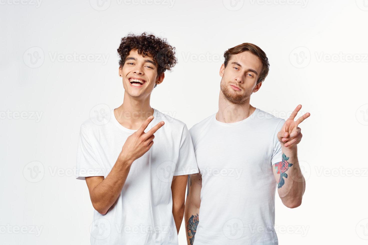 deux Hommes sont permanent suivant à nettoyer t-shirts émotions la communication studio photo