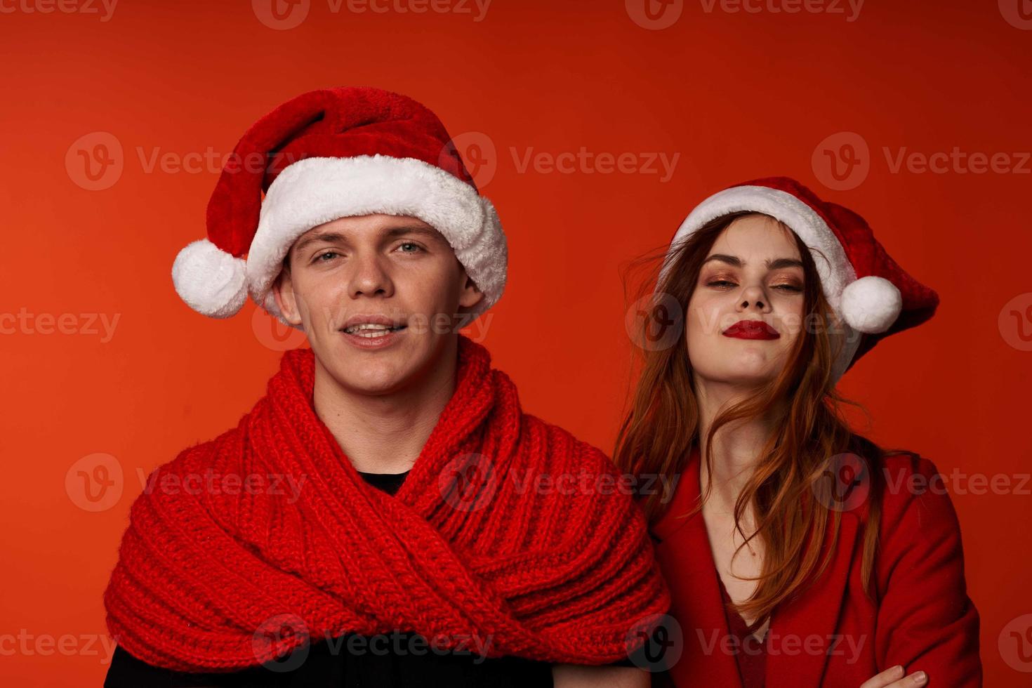 Jeune couple dans Père Noël Chapeaux amusement Nouveau année vacances studio mode de vie photo