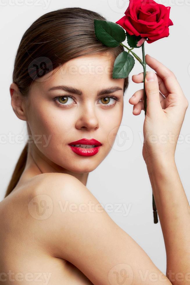 femme avec longue coiffure en portant une fleur près le tête luxe spa traitements photo