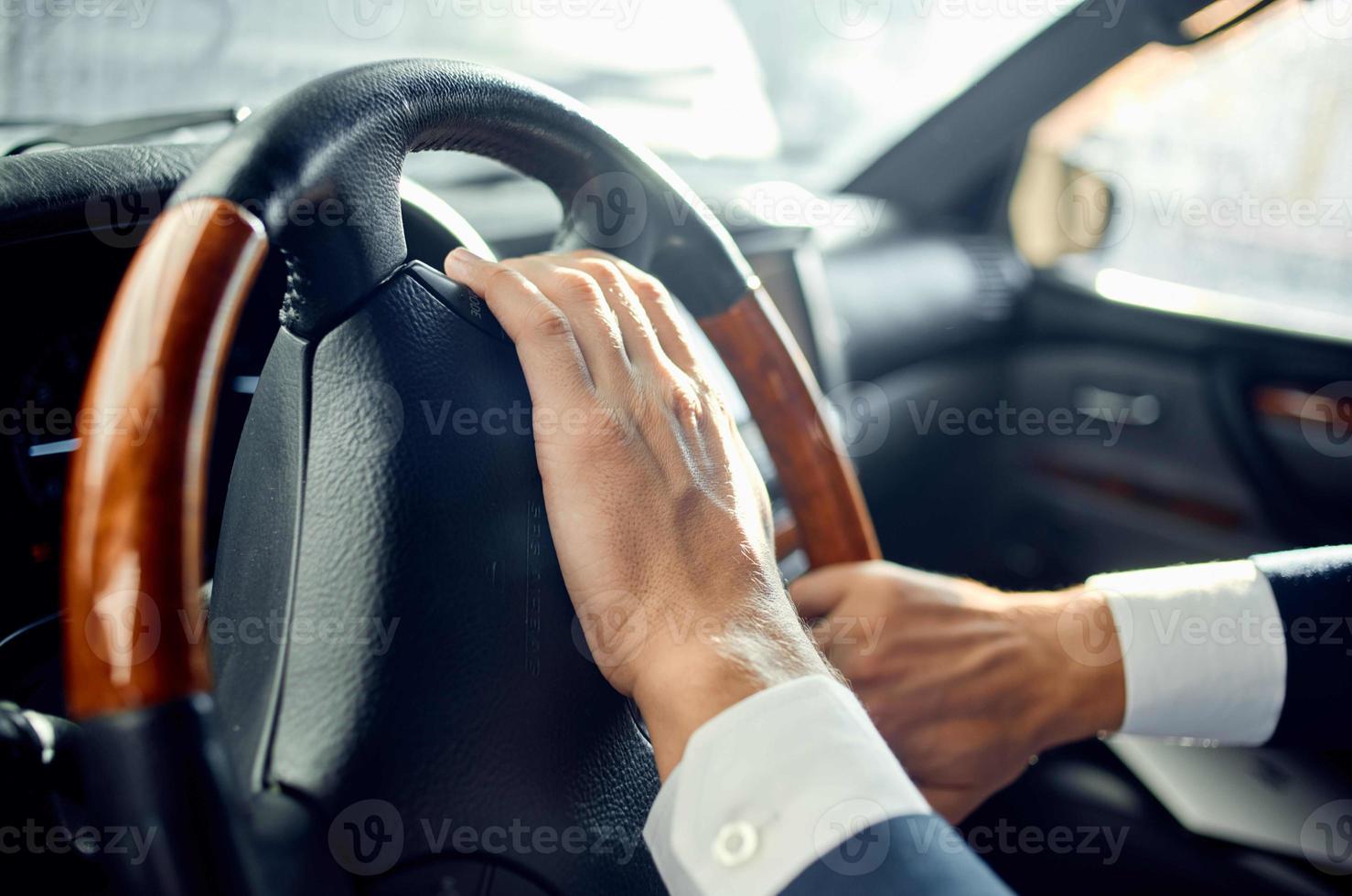 émotif homme dans une costume dans une voiture une voyage à travail Succès photo