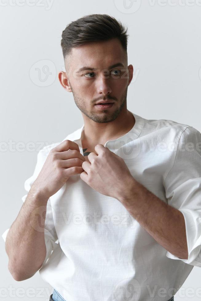 Beau attrayant sérieux modèle homme gars porter lin chemise posant isolé sur plus de blanc studio Contexte. mode style Nouveau collection vente un d concept. copie espace, bannière. modèle tirer photo