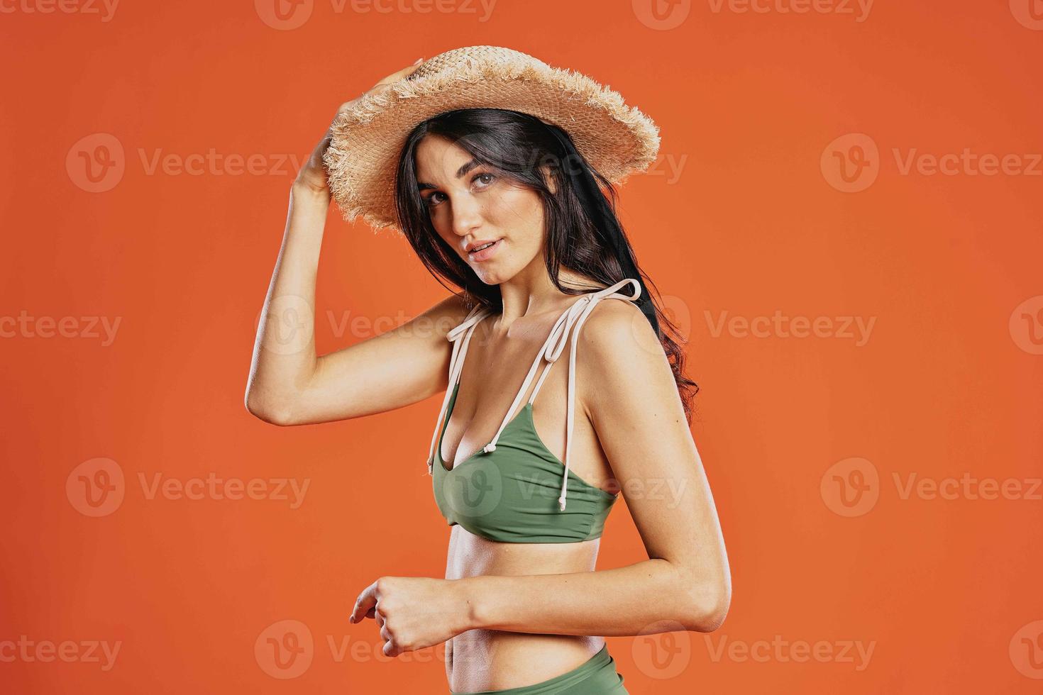 de bonne humeur femme vert maillots de bain plage chapeau rouge Contexte charme photo