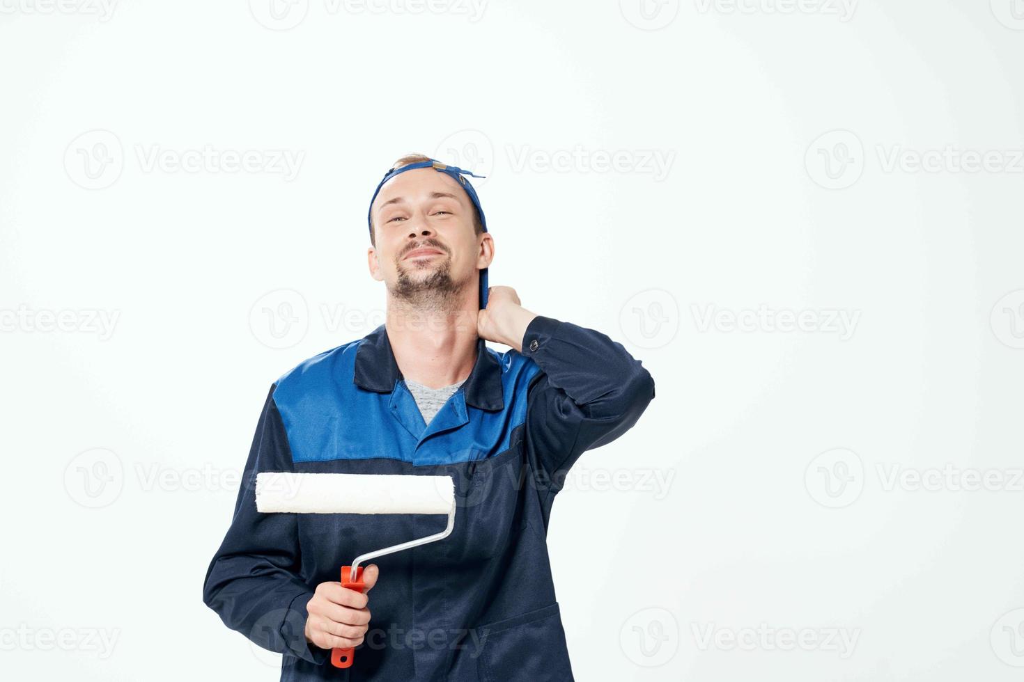 homme dans travail uniforme peintre Accueil rénovation décoration photo