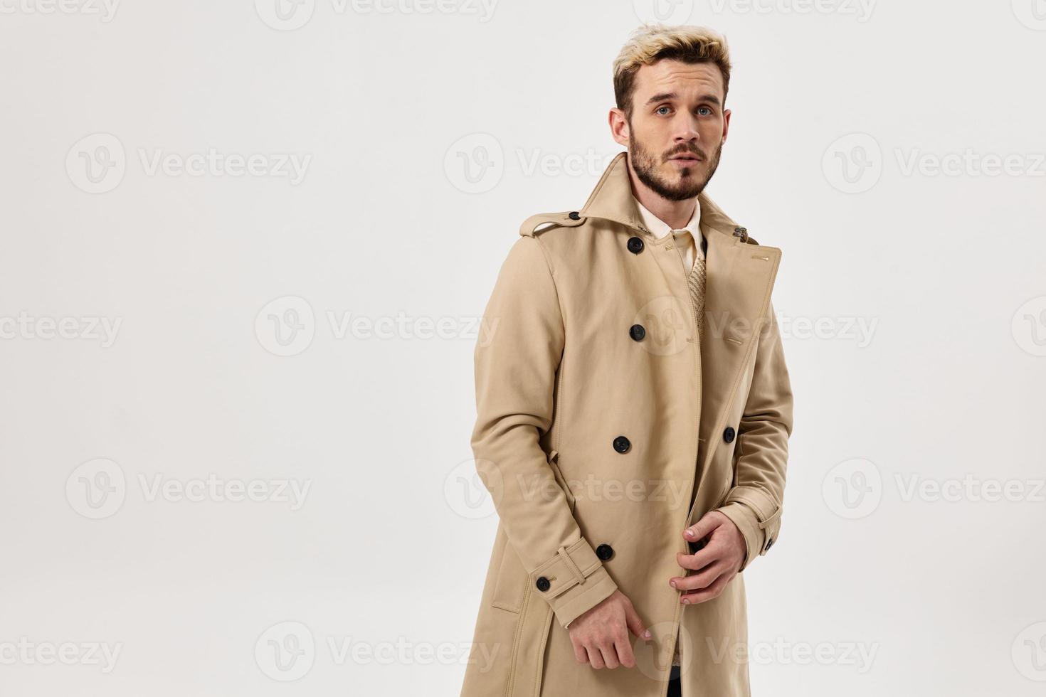 homme avec à la mode coiffure dans beige manteau attrayant Regardez l'automne style photo