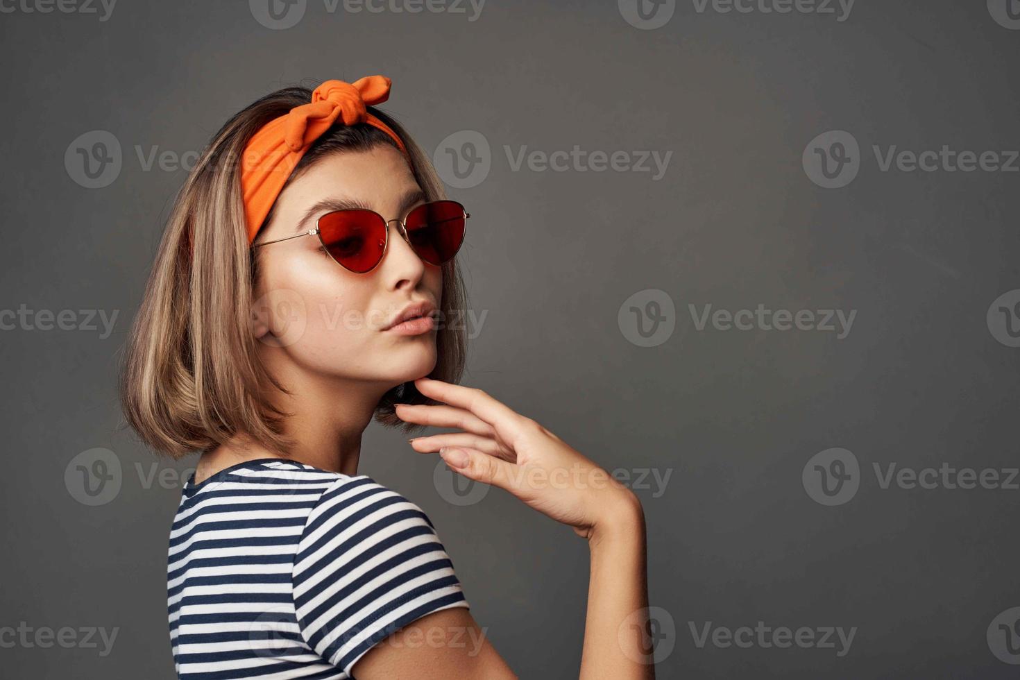 femme portant des lunettes de soleil avec bandage sur tête mode moderne style isolé Contexte photo