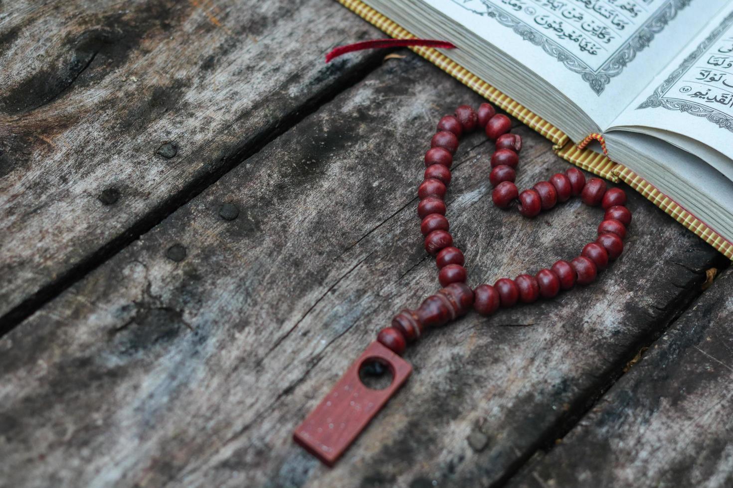 le noble coran et tasbih photo