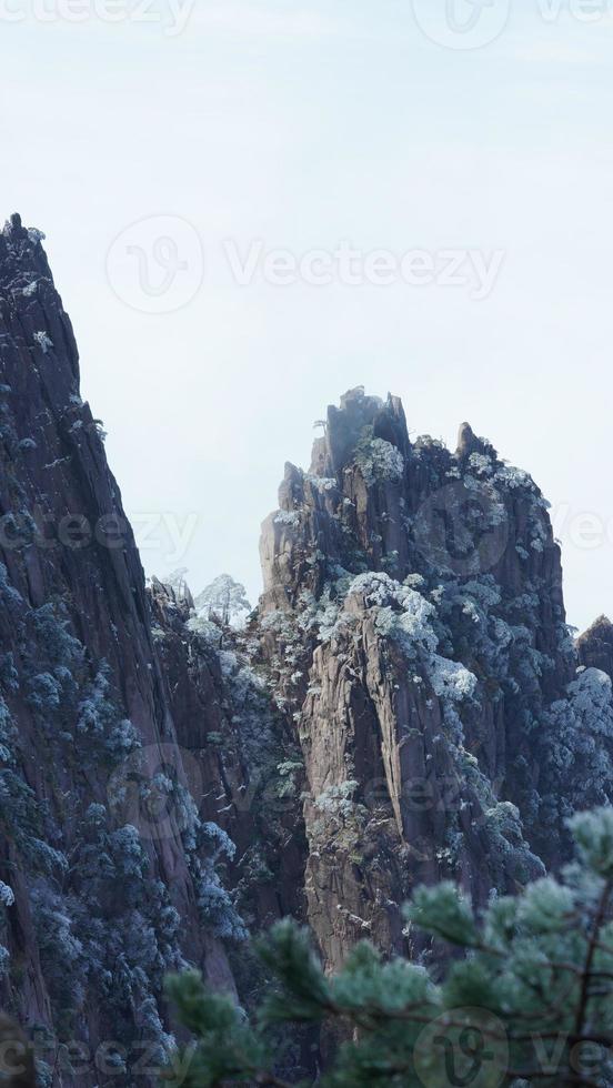 le magnifique congelé montagnes vue couvert par le blanc neige et la glace dans hiver photo