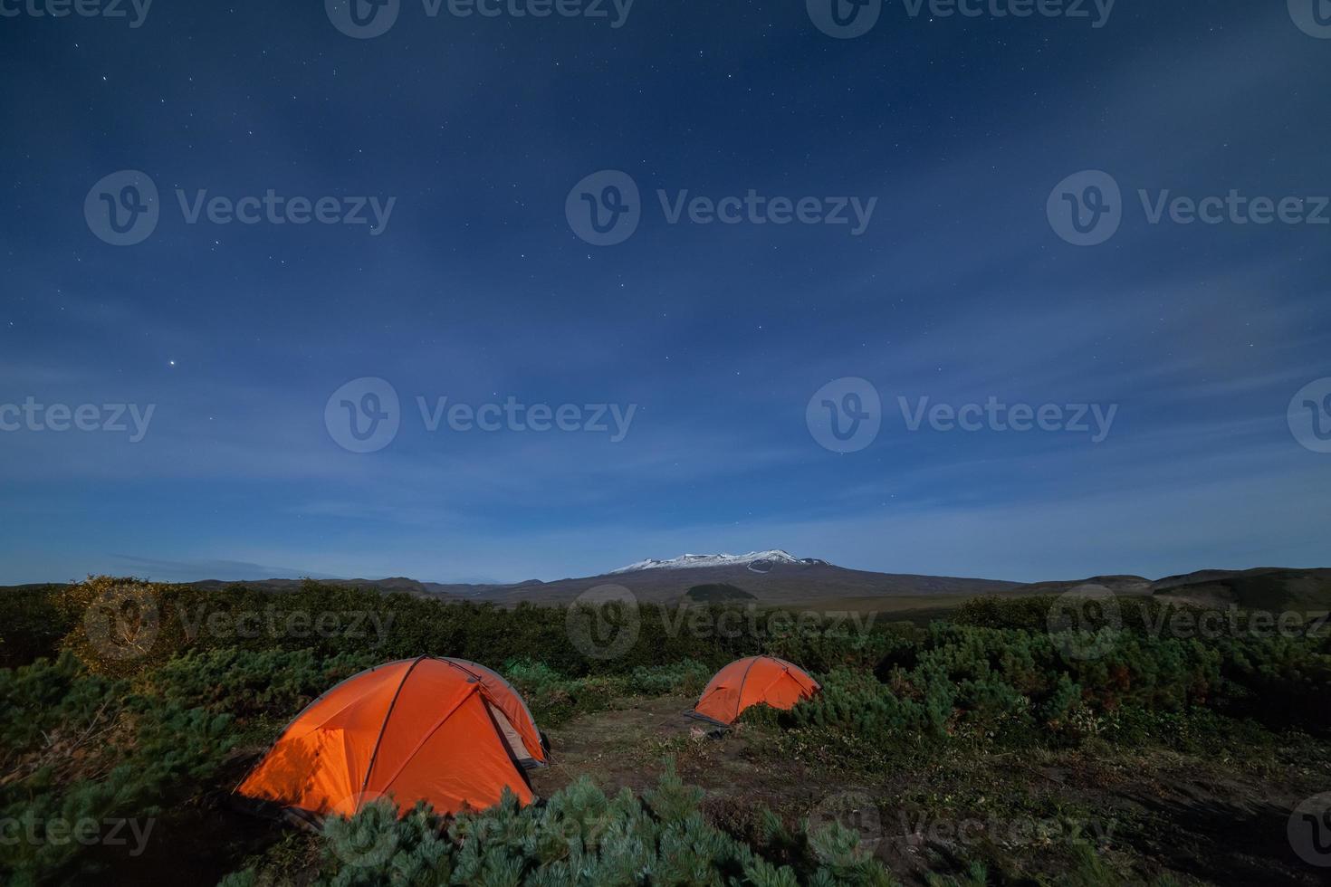 touristique tentes avec étoiles à nuit photo