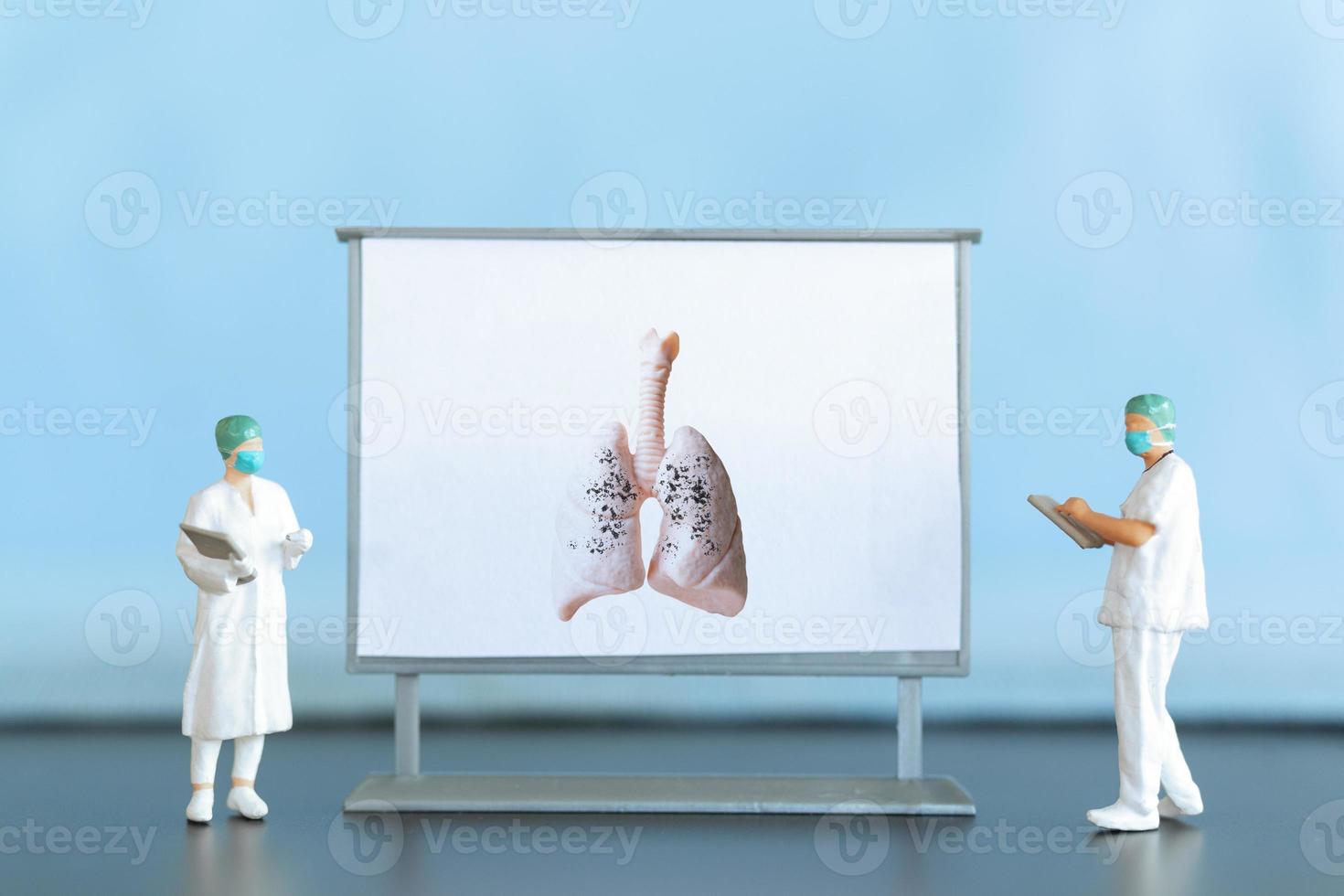 miniature personnes. une médecin examine pneumonie dans le image, une respiratoire maladie. photo