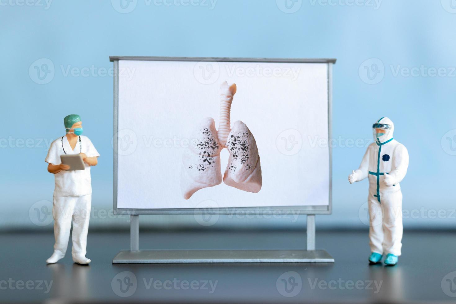 miniature personnes. une médecin examine pneumonie dans le image, une respiratoire maladie. photo