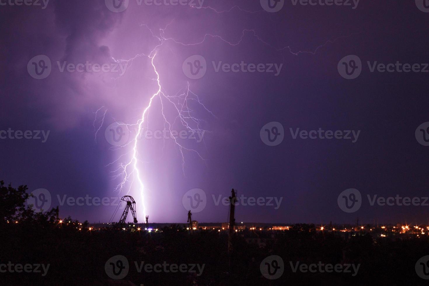 paysage avec foudre à nuit photo