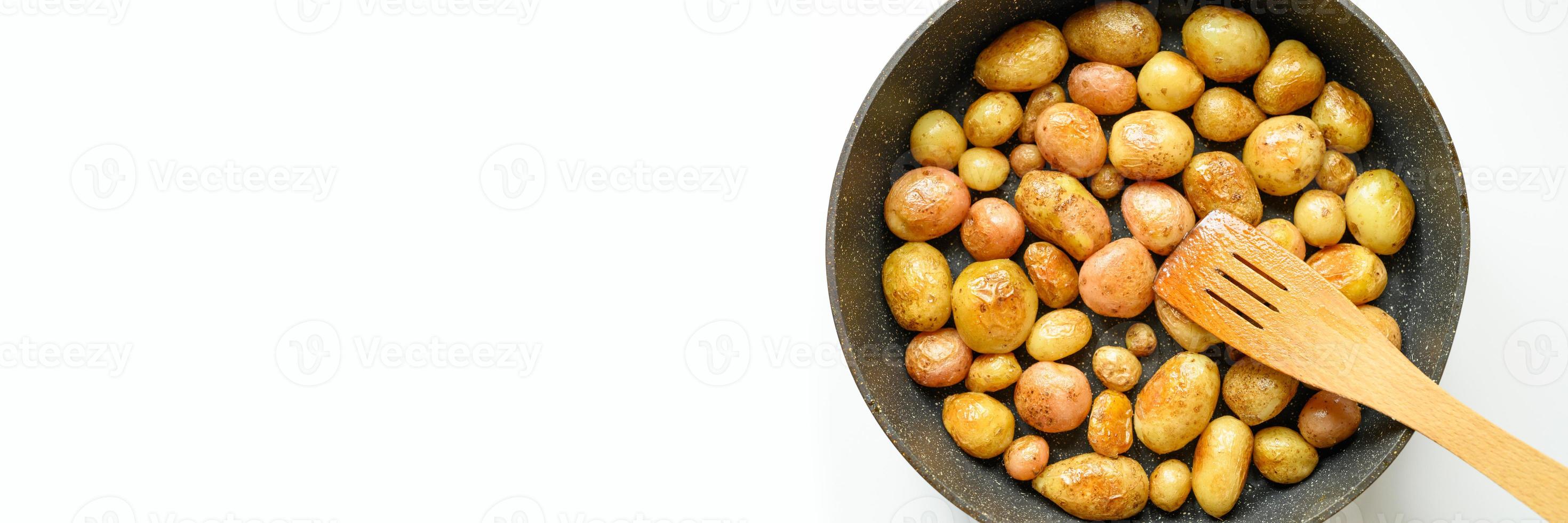 pommes de terre rôties dorées dans la peau photo