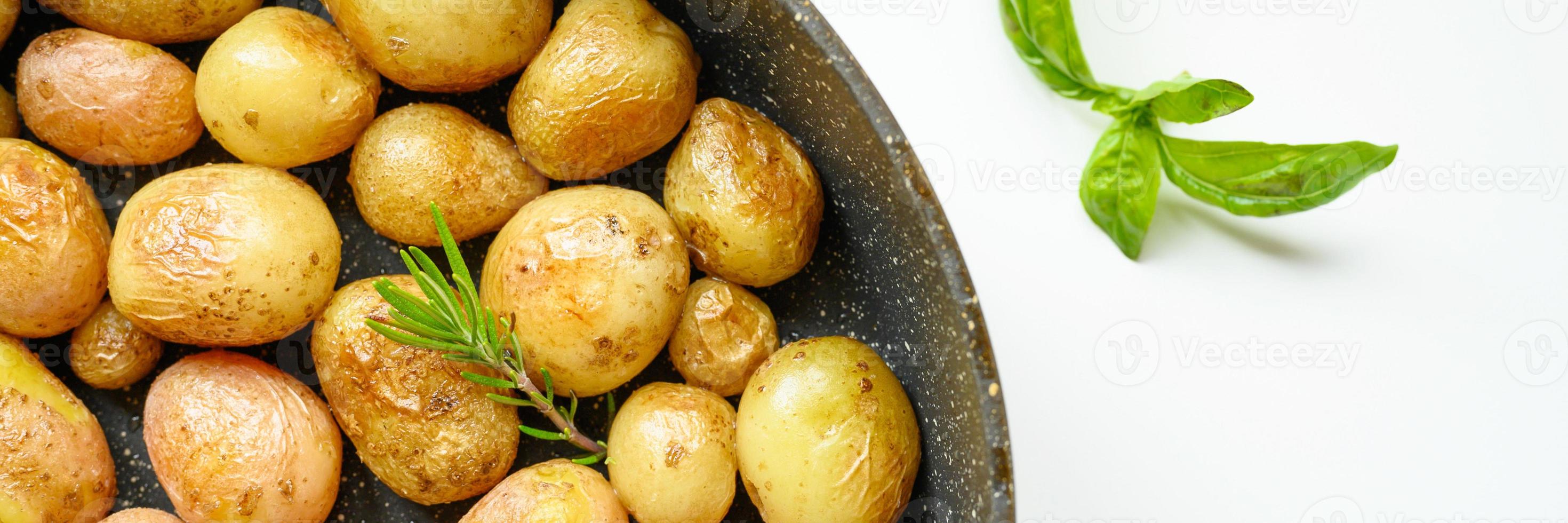 pommes de terre rôties dorées dans la peau photo
