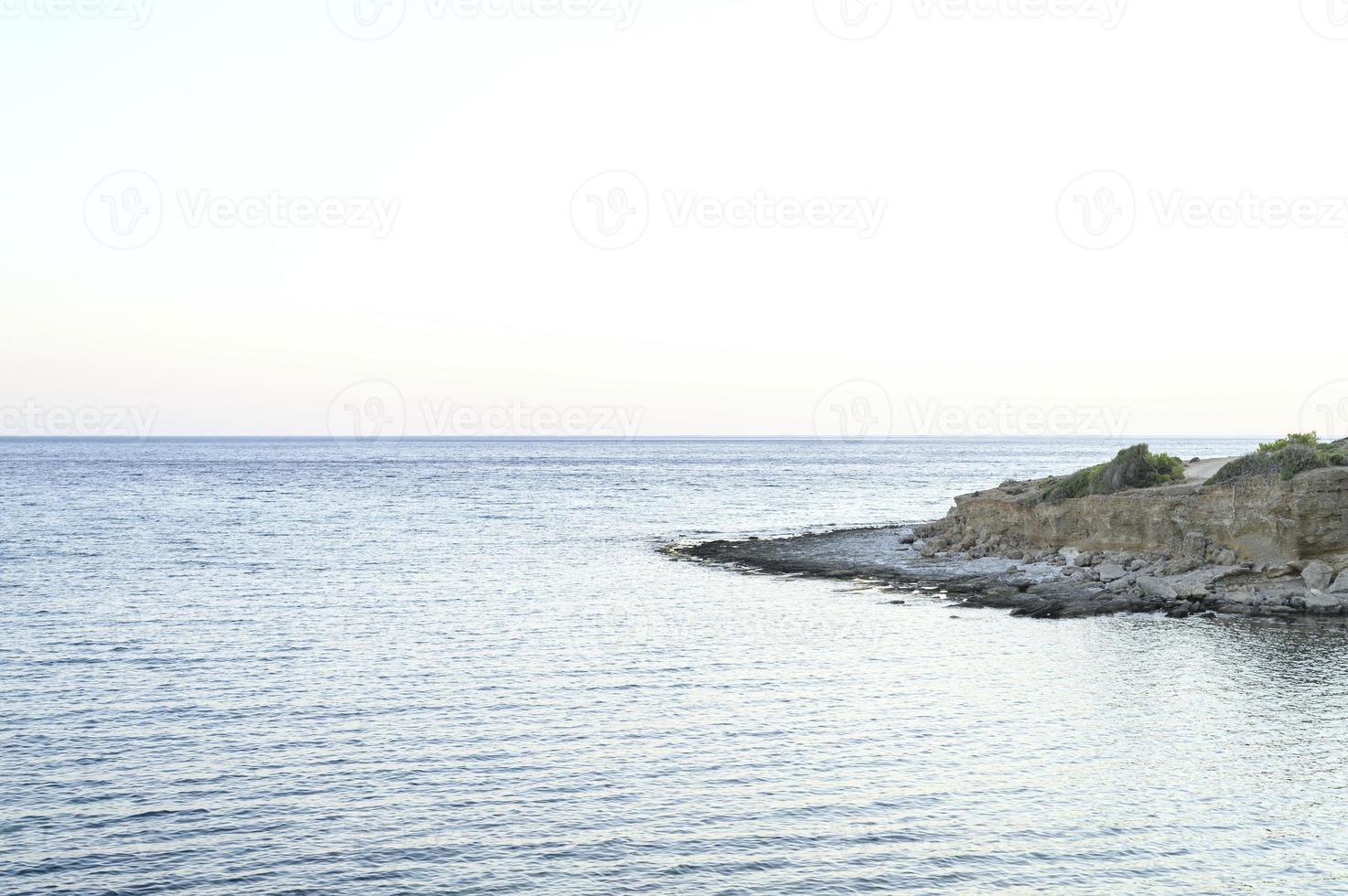 paysage marin avec des rochers tôt le matin ou tard le soir photo