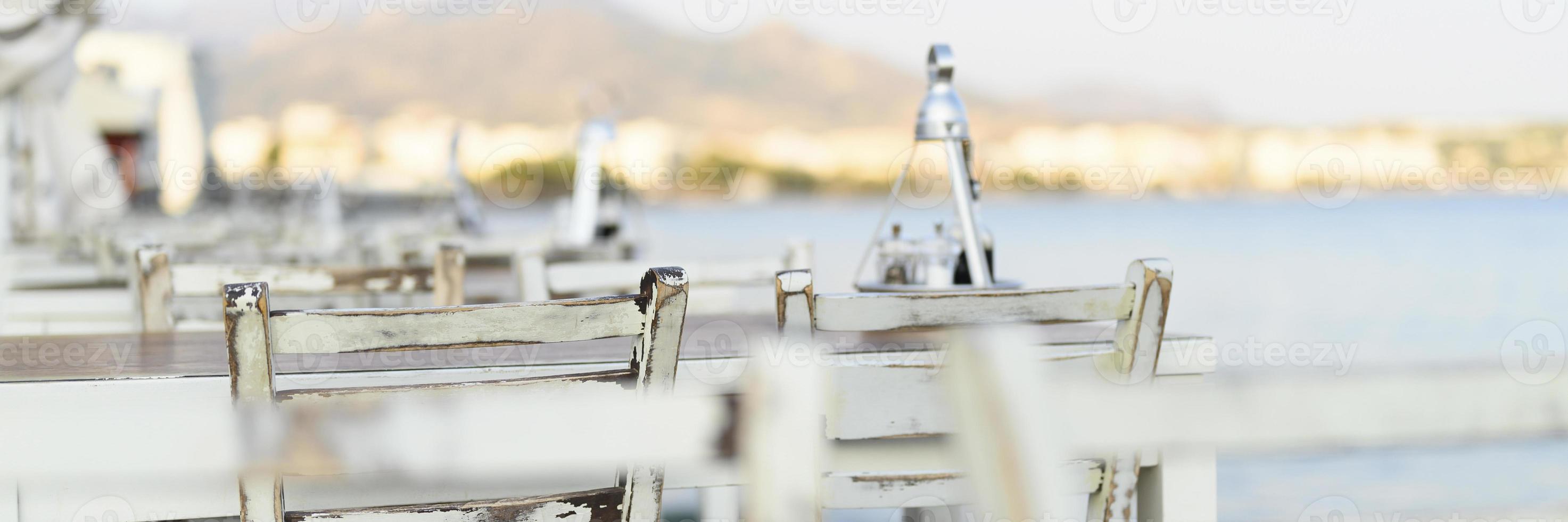 Tables de café sur le remblai de la mer Méditerranée photo