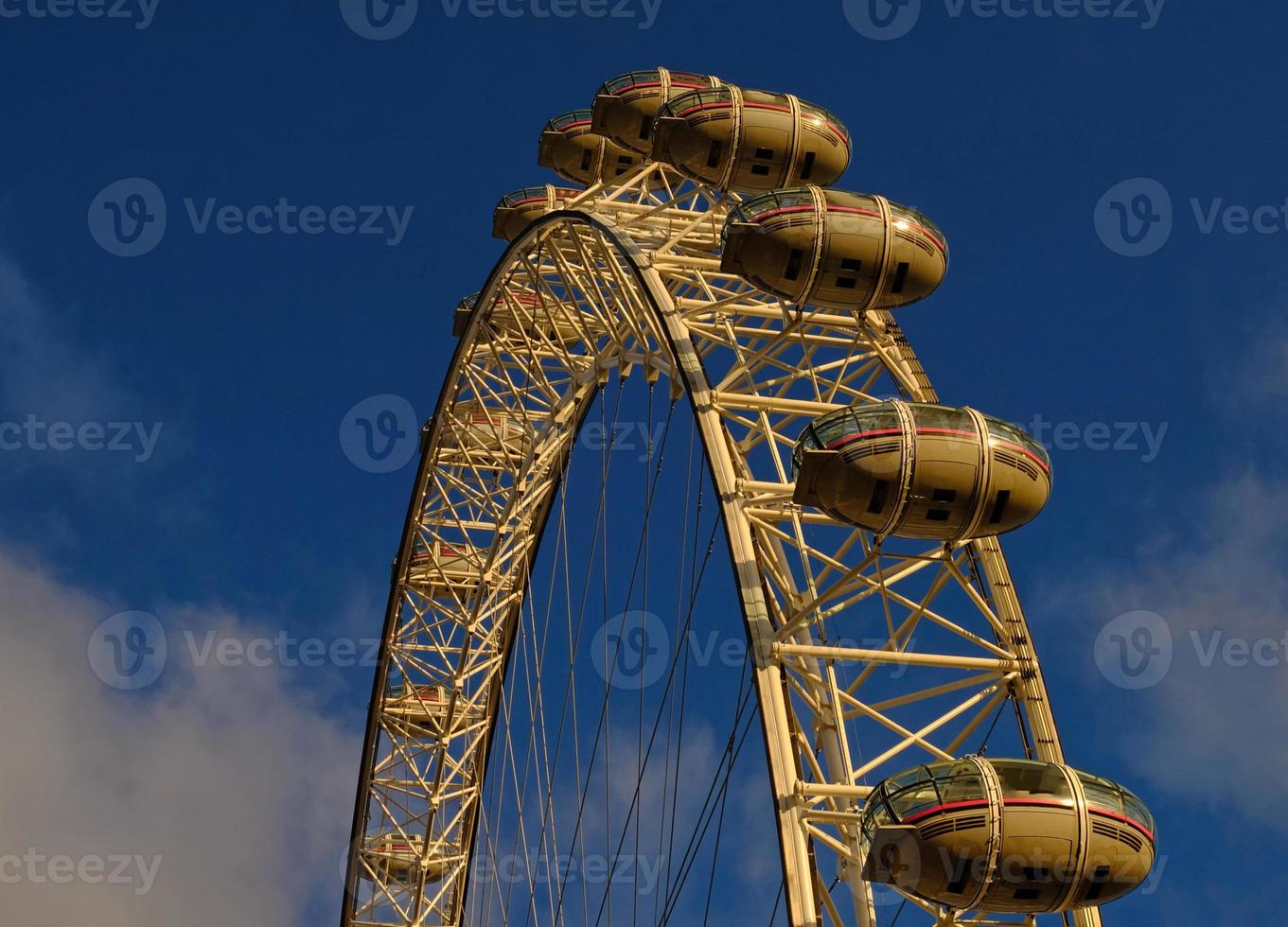 ferris roue dans le amusement parc sur Contexte de bleu ciel avec des nuages. faible angle vue de une gros ferris roue. photo