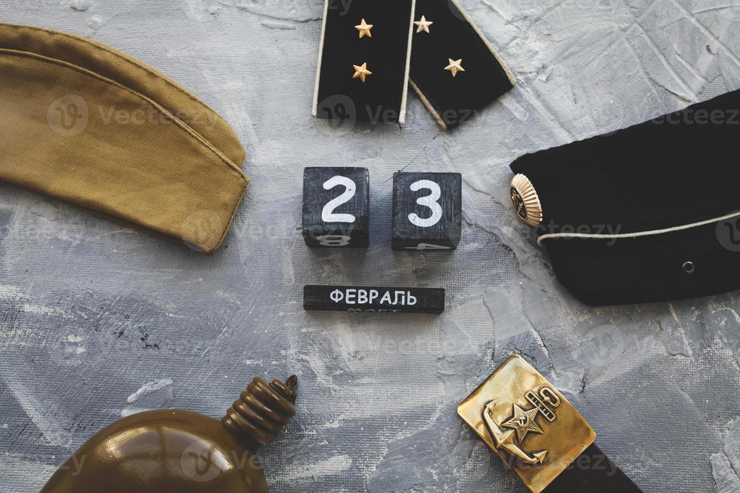 ballon, casquette, armée ceinture représentant une marteau et épaule les bretelles de le guerre ans et une en bois calendrier avec le Date . patrie défenseur journée. photo