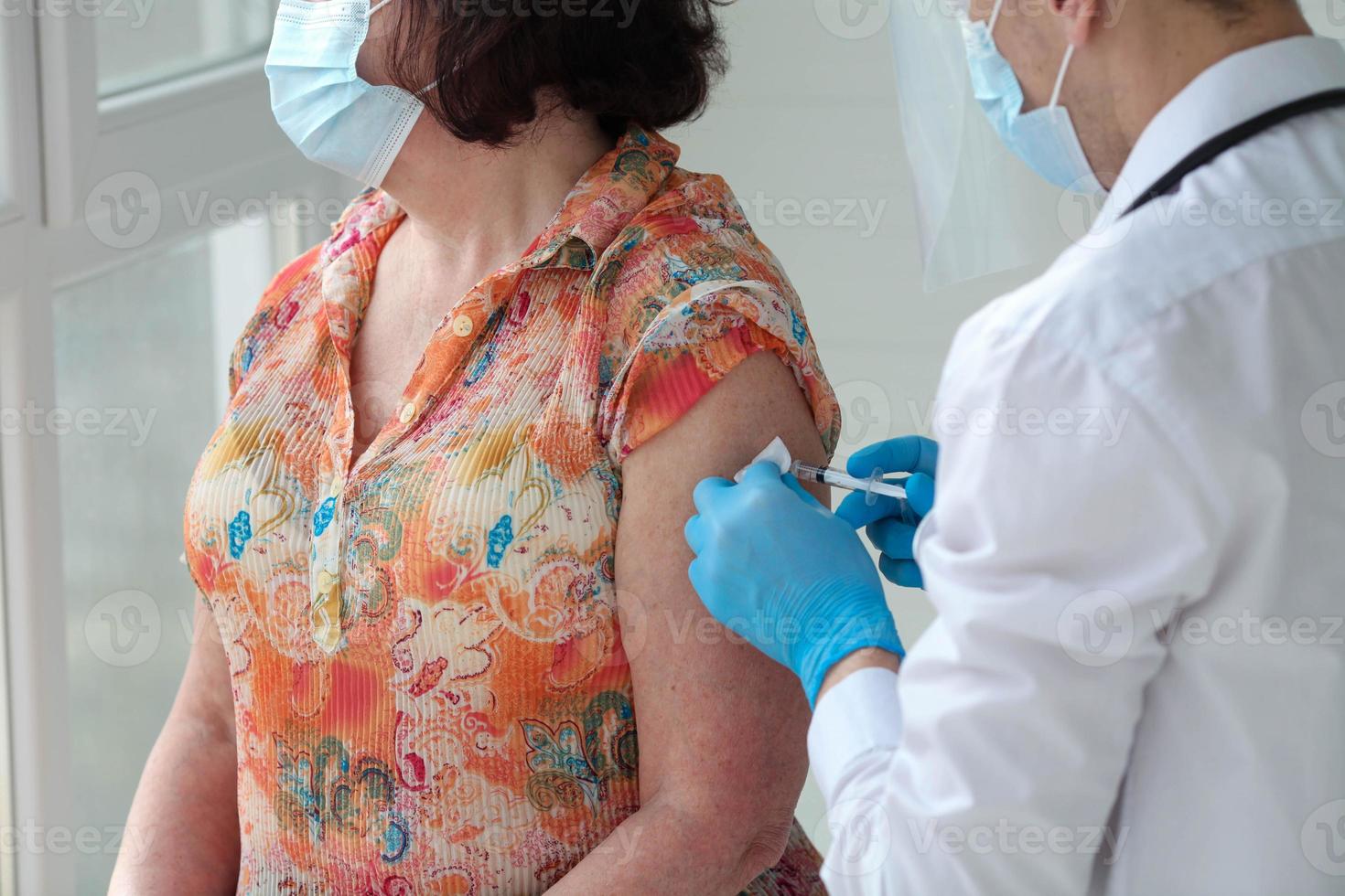 Jeune Femme Attrayante Médecin Préparant Seringue De Vaccin Portant Masque  Préventif Et Gants Bleus. Coronavirus. Photo stock - Image du médecine,  personne: 273148560