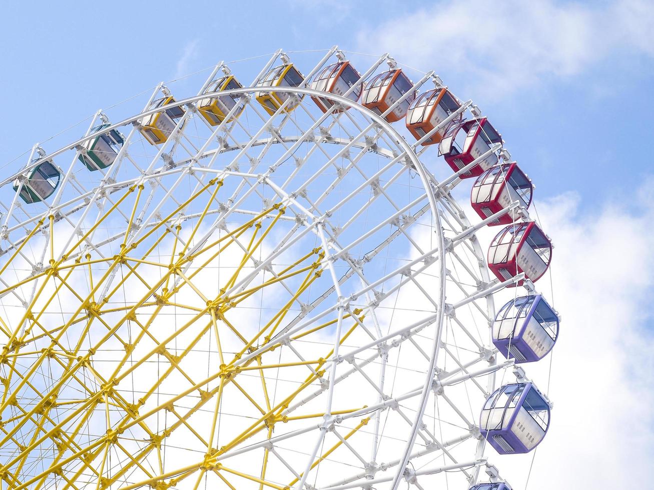 grande roue aux couleurs vives et vives photo