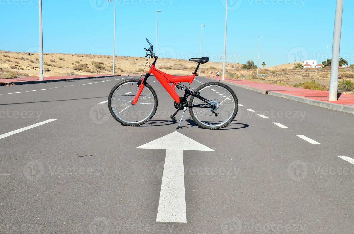 vélo rouge sur la route photo