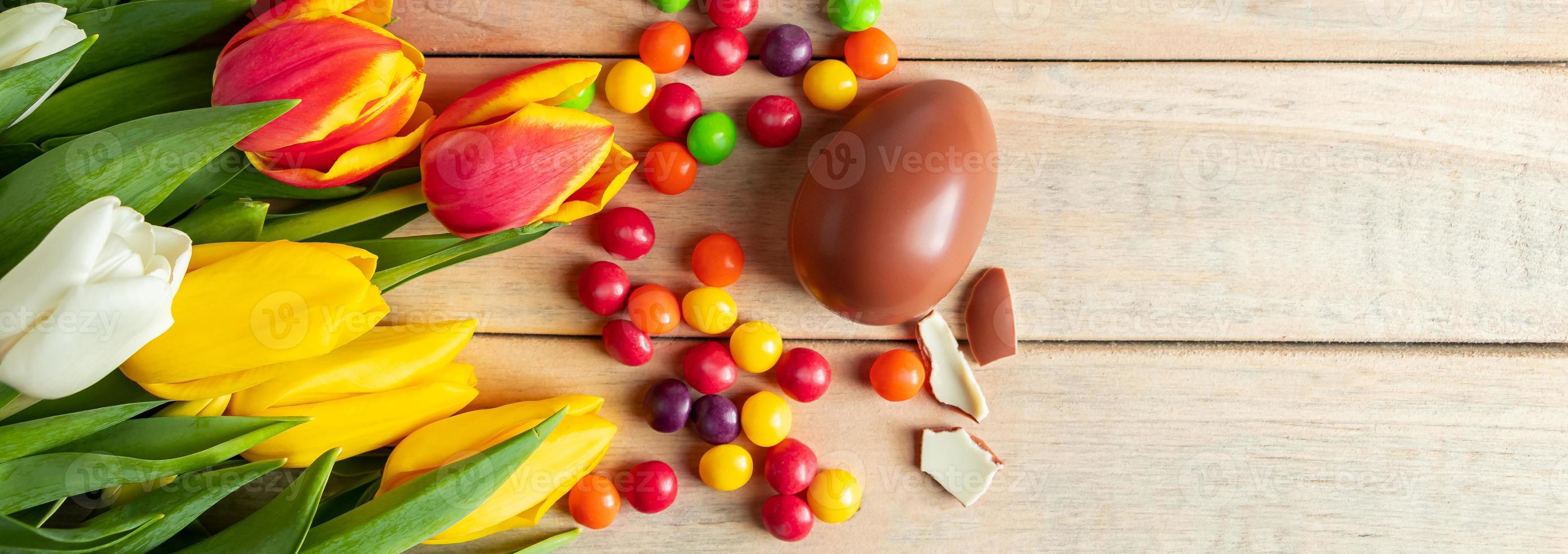 oeufs et bonbons en chocolat, format de bannière panoramique photo