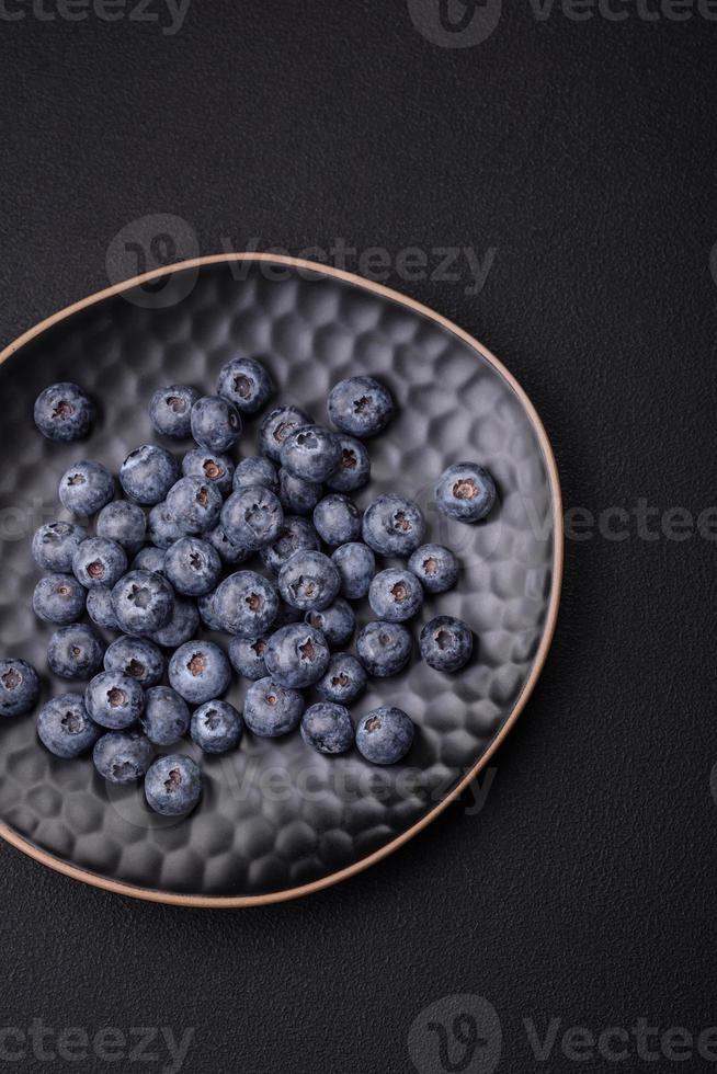 délicieux Frais myrtilles sur une texturale noir béton Contexte photo
