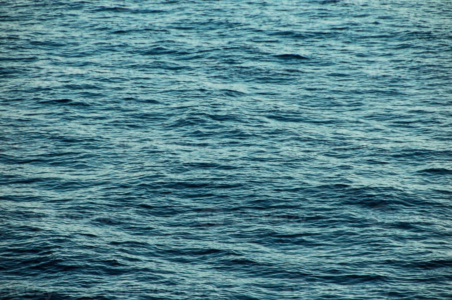 mer avec petit vagues photo